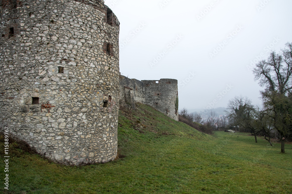 Burgmauern einer historischen Ritterburg
