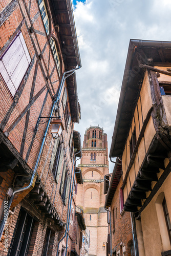 Rue d'Albi et cathédrale Sainte Cécile dans le Tarn en Occitanie, France