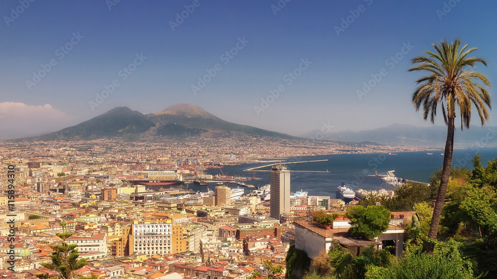 Obraz premium Naples, panorama of the Bay of Naples, the port and in the backg