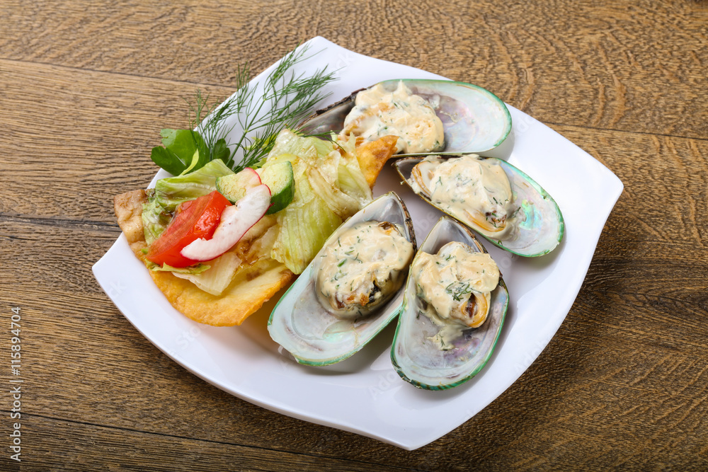 Baked mussels in cream sauce