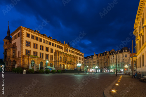Neues Rathaus und Schlossplatz in Wiesbaden bei Nacht