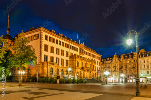 Neues Rathaus und Schlossplatz in Wiesbaden bei Nacht