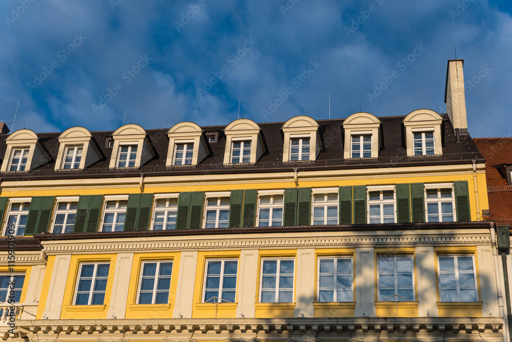 Fototapeta premium Fensterfront mit Dachgauben