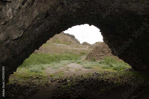 Lavahöhle mit Basaltsäulen auf Island