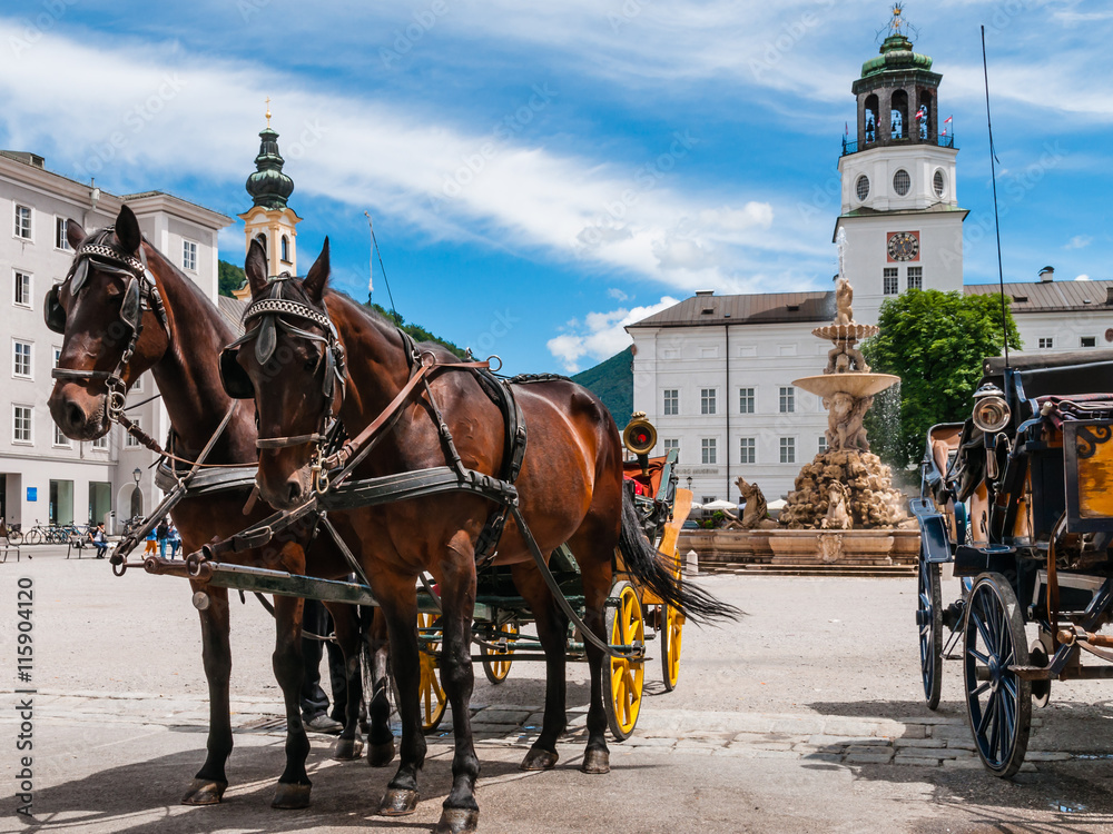 Fiaker auf dem Residenzplatz in Salzburg; Österreich Fiaker auf dem Residenzplatz in Salzburg; Österreich