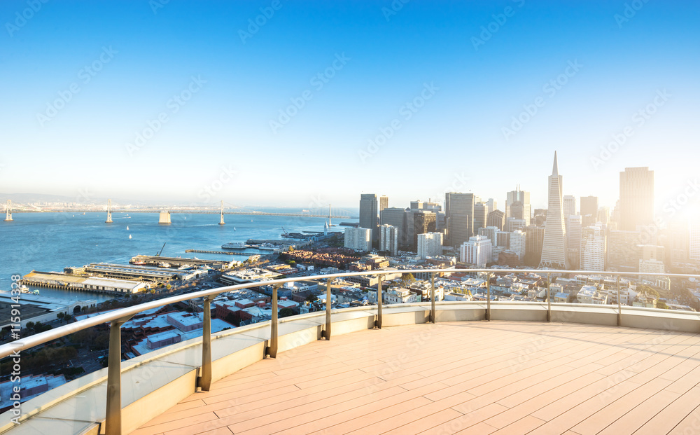 Naklejka premium empty floor with cityscape and skyline of san francisco at sunri