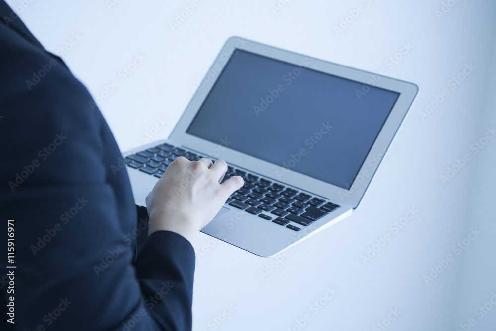 ノートパソコンを持つビジネスウーマン