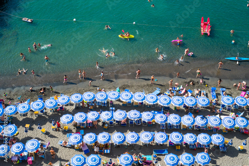 Fotografía View of Sorrento, Italy. Beach and bathers