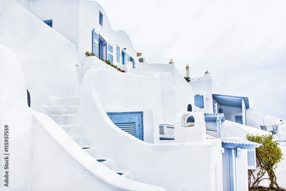 White architecture in Santorini, Greece - obrazy, fototapety, plakaty 
