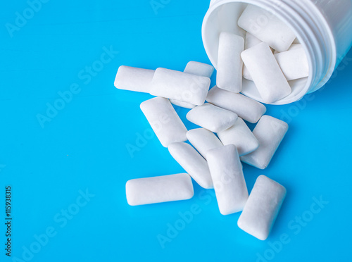 Obraz na plátně chewing gum on a blue background