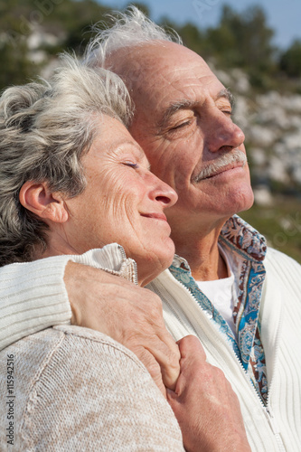 visage de profil d'un couple de séniors au soleil