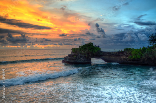 Świątynia Tanah Lot na morzu w Indonezji na wyspie Bali ..