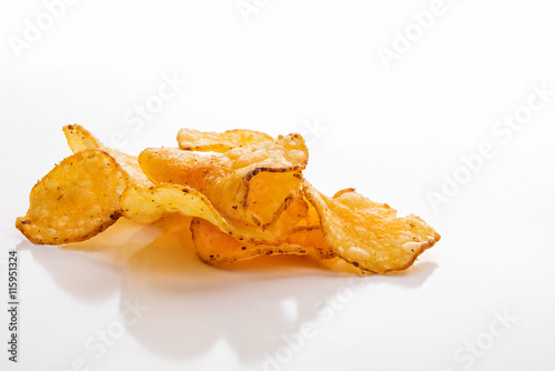 Kartoffelchips mit Schale, Makroaufnahme, Freisteller