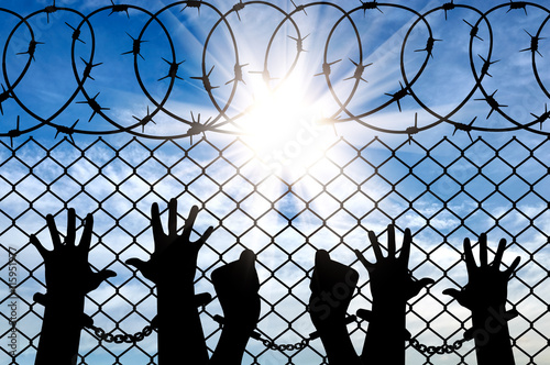 Φωτογραφία Silhouette of a crowd of hands in handcuffs