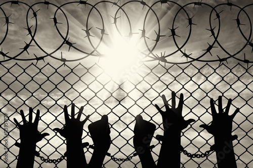Φωτογραφία Silhouette of a crowd of hands in handcuffs