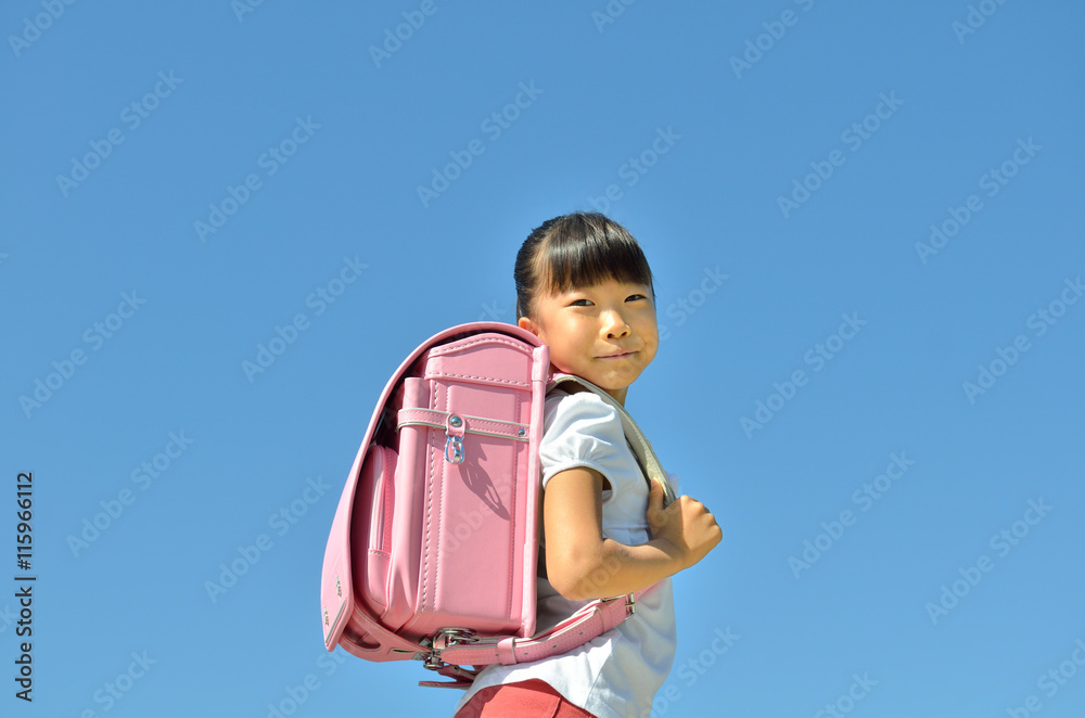 青空で笑う小学生の女の子(ランドセル) 青空で笑う小学生の女の子(ランドセル)
