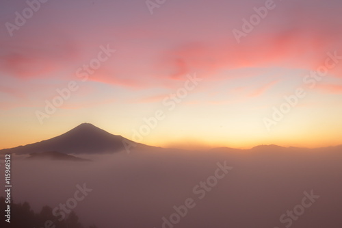 朝焼けに包まれた富士山と雲海 ４