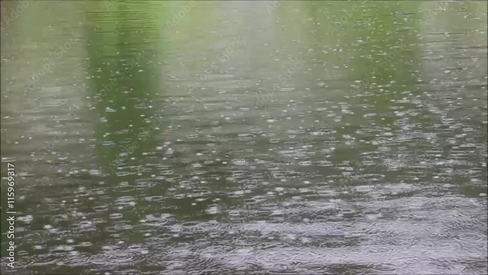 chuva caindo em lago
