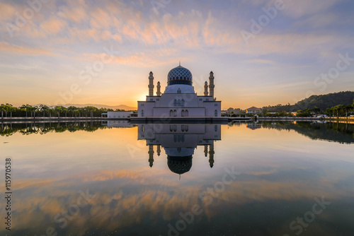 Bild auf Leinwand Beautiful Calm Morning At Kota Kinabalu City Mosque, Sabah, Malaysia with perfect reflection on lake surface