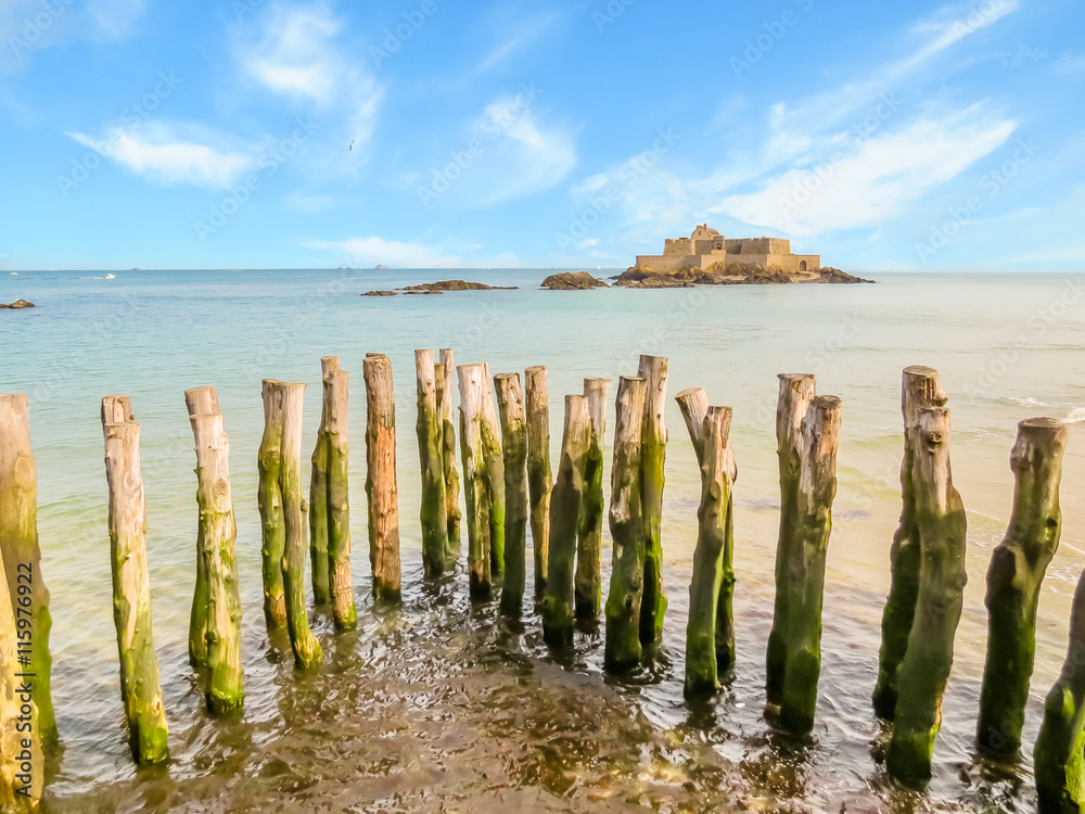 Wooden breakwaters in high flow and Fort National Wooden breakwaters in high flow and Fort National