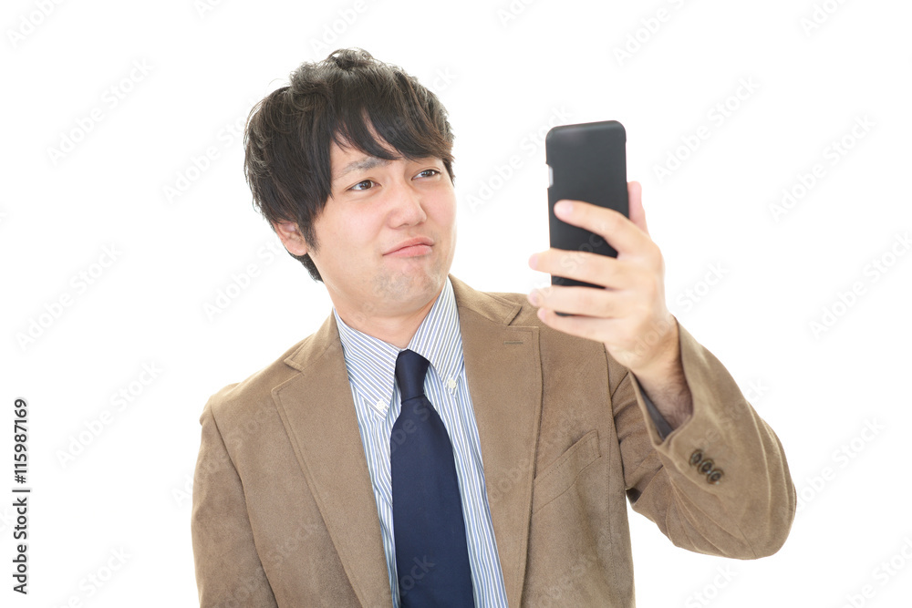 不安そうな表情のビジネスマン