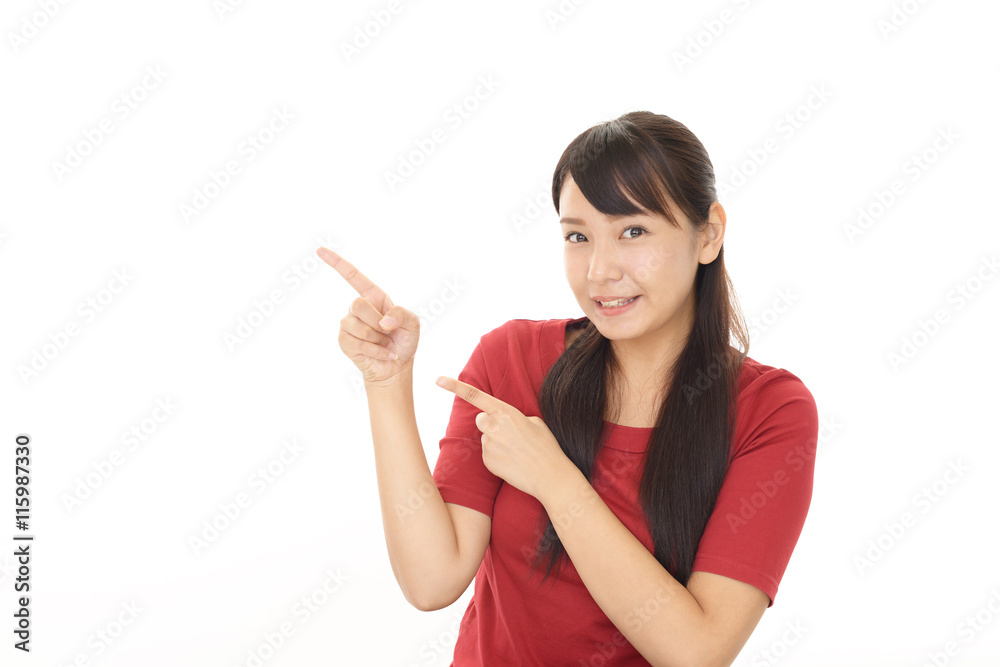 指示する笑顔の女性 指示する笑顔の女性