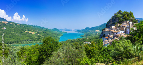 Tableau sur toile scenic villages and lakes of Italy - Pietraferrazzana in Abruzzo