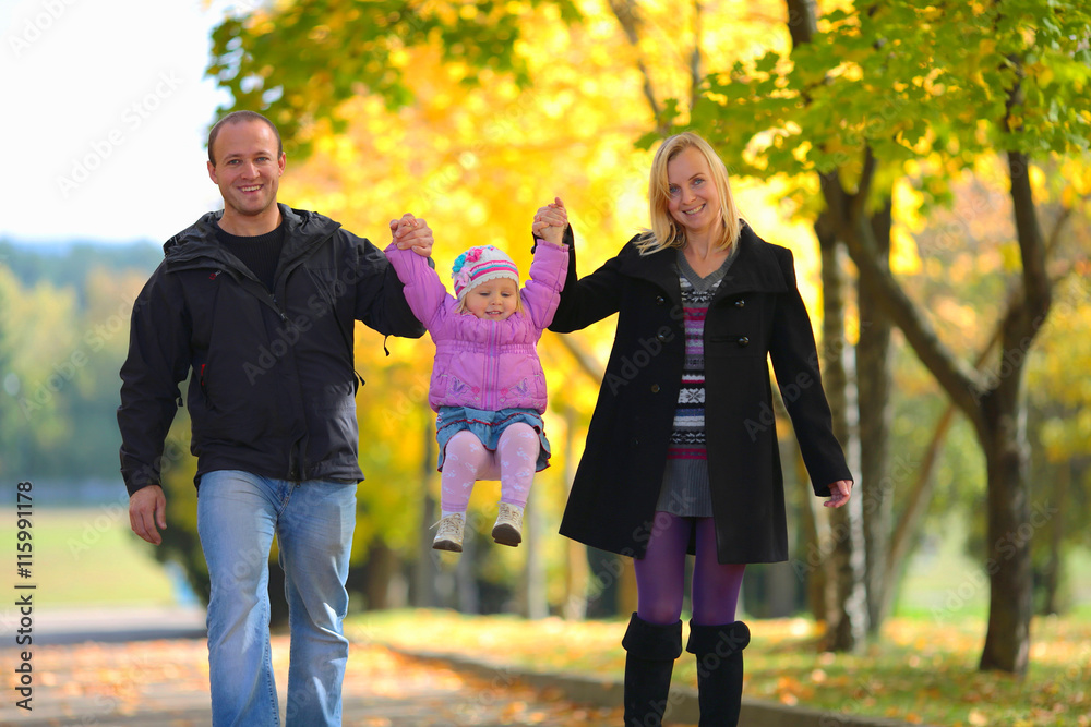 Obraz premium Happy family having fun outdoors