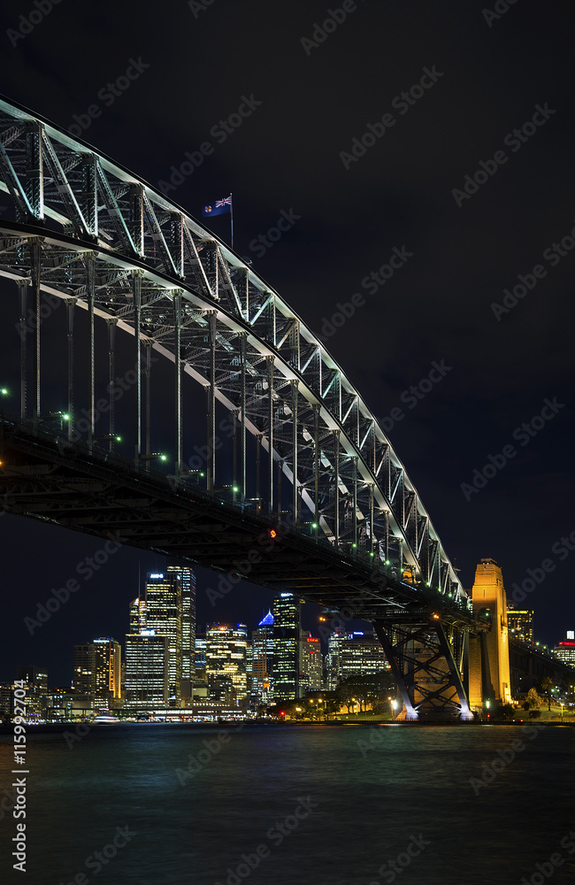 Obraz premium sydney harbour bridge and skyline landmarks in australia at nigh