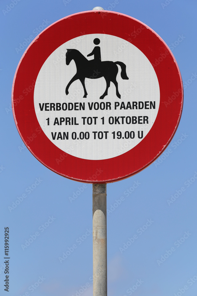 niederländisches Verkehrszeichen: zeitlich begrenztes Verbot für Reiter