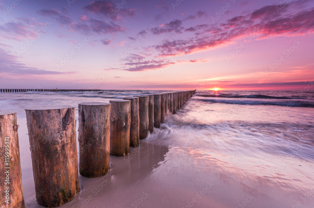Wooden breakwater - Baltic seascape at sunset, Poland - obrazy, fototapety, plakaty 