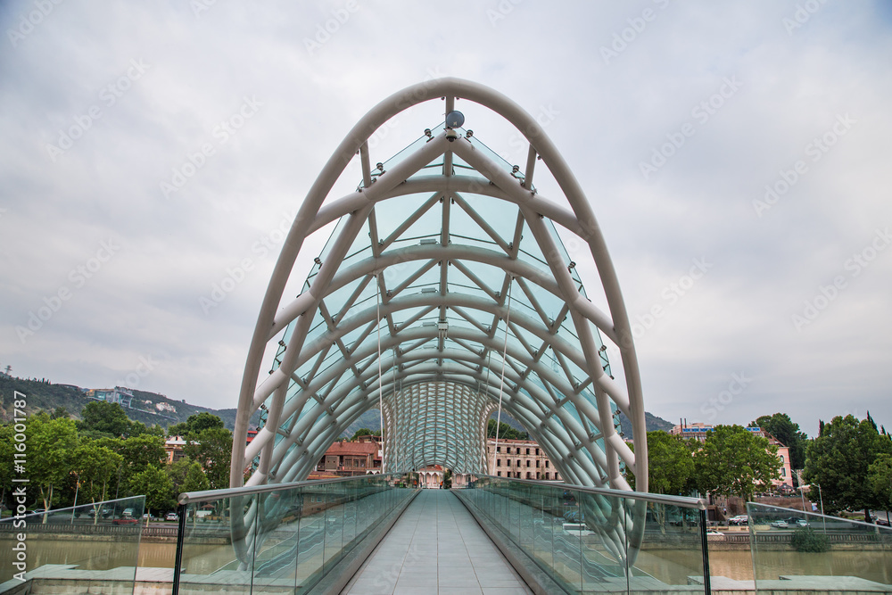 Obraz premium Bridge of Peace over the river Mtkvari in Tbilis, Georgia