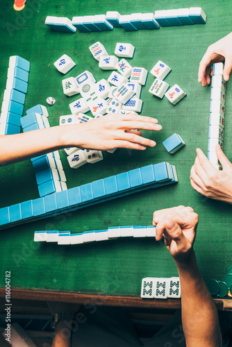 palying mahjong
