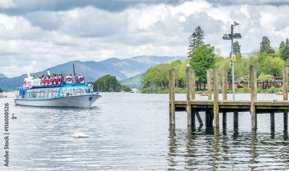 Naklejka premium Ship docking at pier