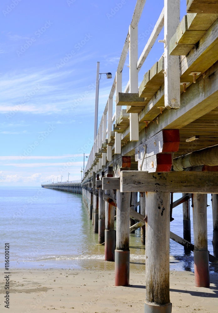Φωτογραφία view along the historic Urangan Pier in Urangan, Hervey Bay, Queensland, Austral