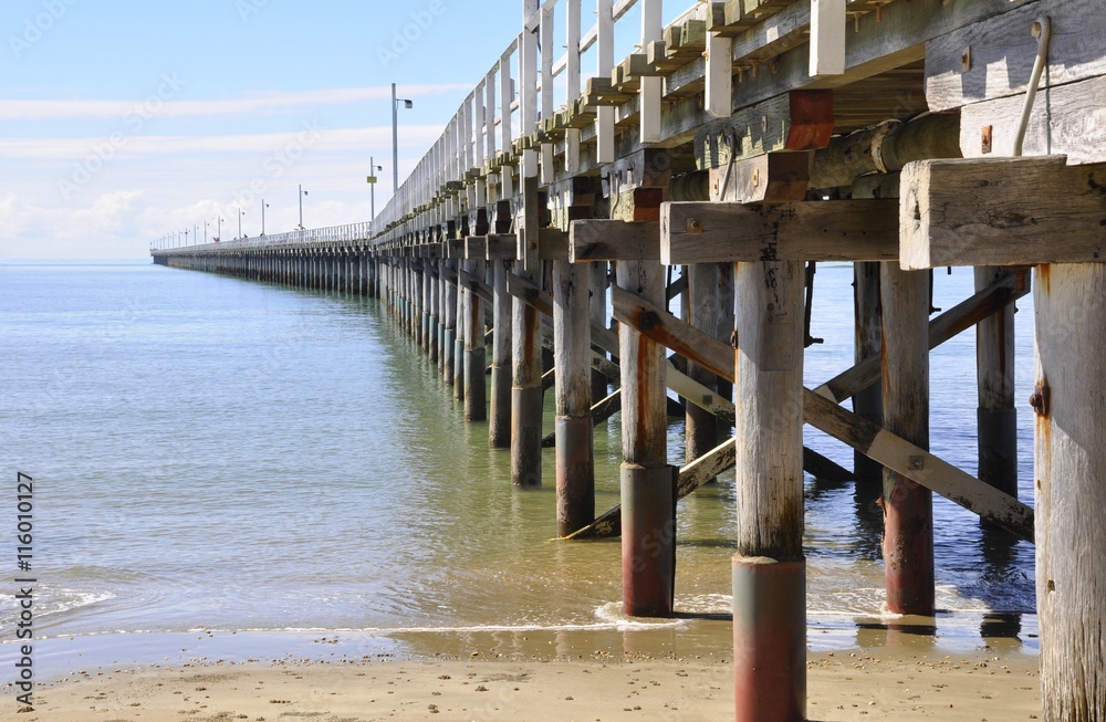 Φωτογραφία view along the historic Urangan Pier in Urangan, Hervey Bay, Queensland, Austral