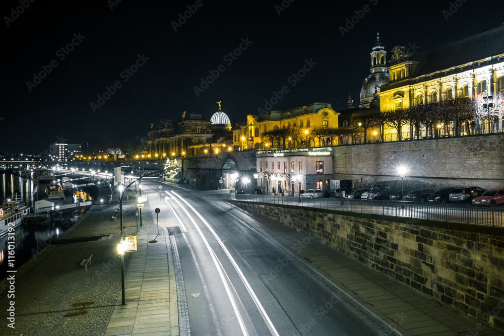 Dresden Nachtaufnahme am Elbufer