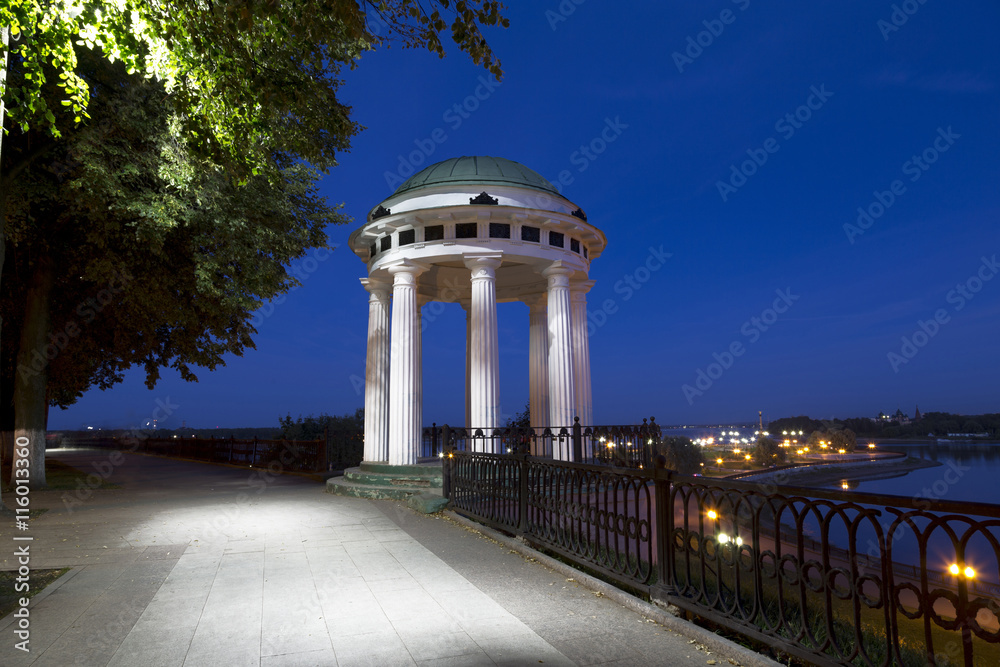 Φωτογραφία Arbour on the Volga embankment in Yaroslavl at night