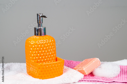 Bottiglia, porta sapone liquido, soggetto isolato sfondo bianco, sapone per bagno, saponetta, sapone liquido shampoo photo