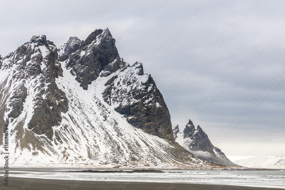 Φωτογραφία Winter view on the black sand beach, Vestrahorn mountain on the Stokksnes Peninsula, Hofn, East of Iceland