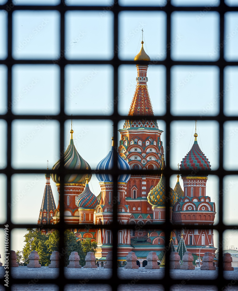 Obraz premium St. Basil's Cathedral on Red Square behind bars