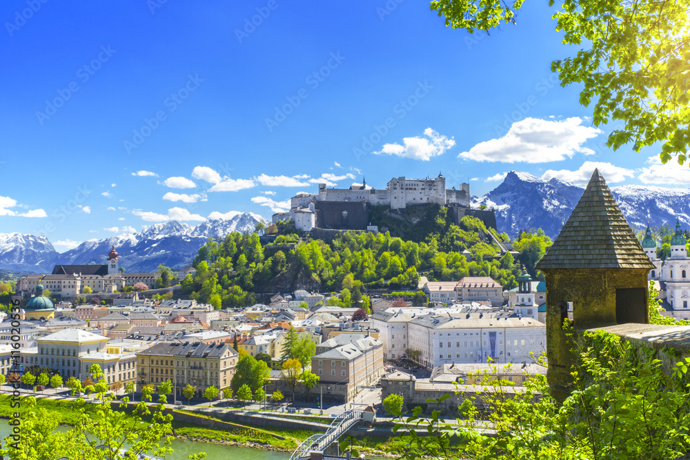 Naklejka premium Historyczne miasto Salzburg nad rzeką Salzach wiosną
