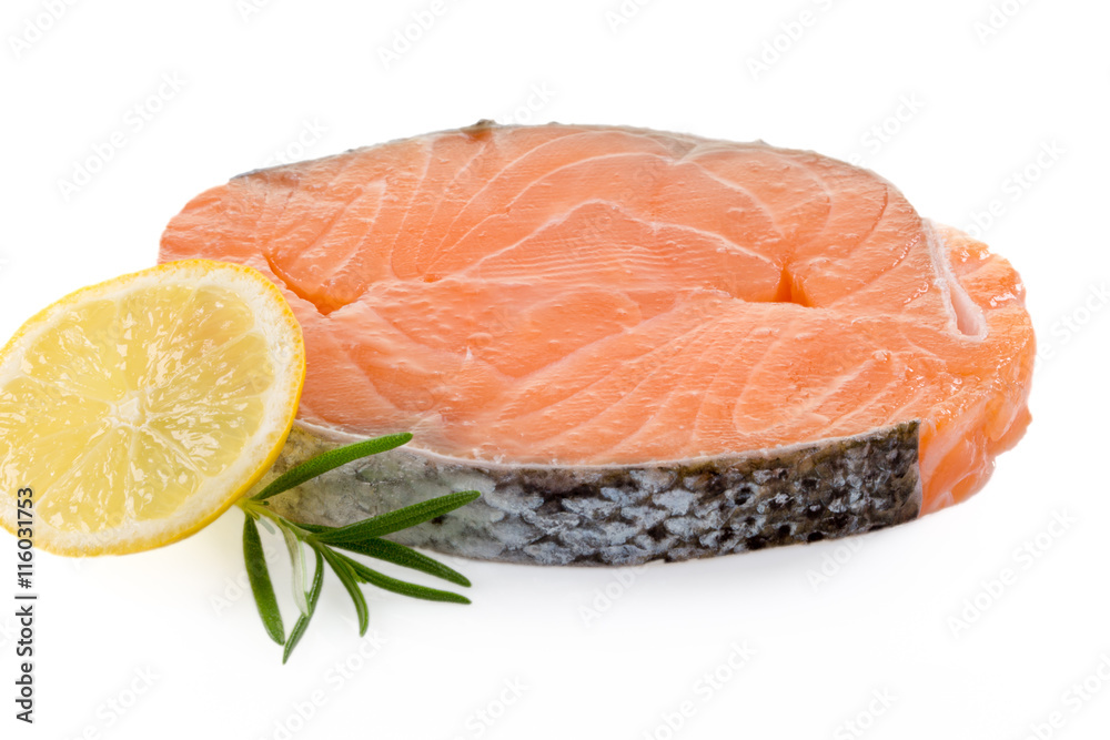 Frisches Lachsfilet, garniert mit einer Scheibe Zitrone und Rosmarin. Auf weissem Hintergrund.