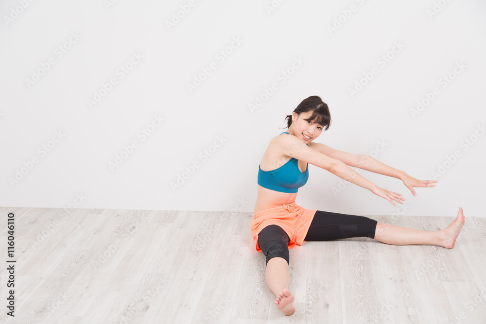 Fototapeta premium スポーツウェアで運動をする女性