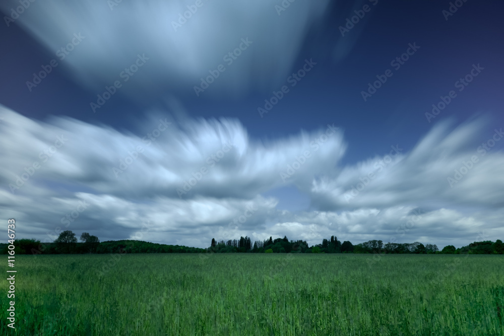 Obraz premium Blick überAckerlandschaft-Langzeitbelichtung