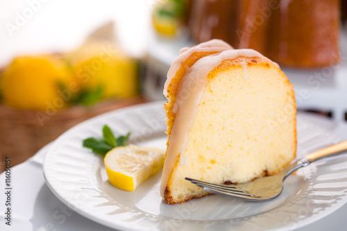 Foto One light slice of bundt cake fresh organic natural ingredients sweet treat