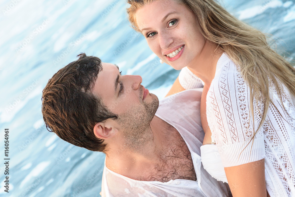 Fototapeta premium Happy young couple in a water
