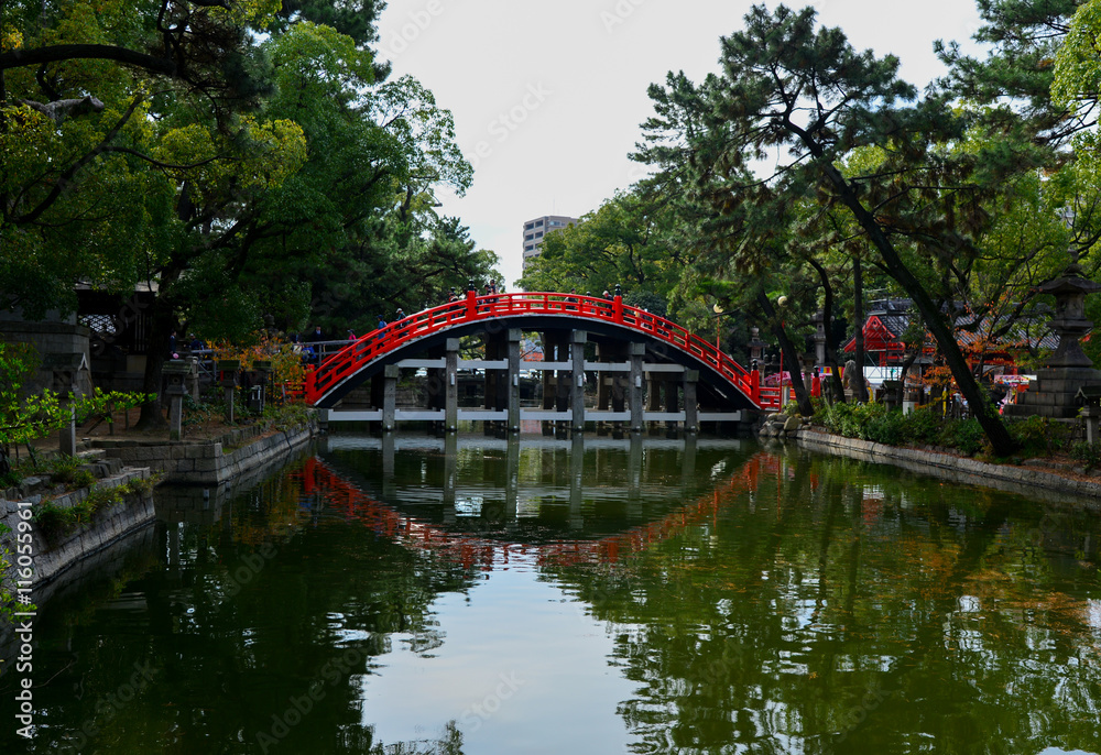 Fototapeta premium Taiko Bashi (Drum Bridge) at Sumiyoshi Taisha in Osaka, japan