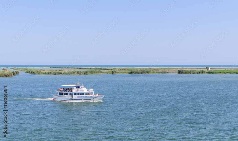 Obraz premium Sightseeing Cruise Ebro delta.