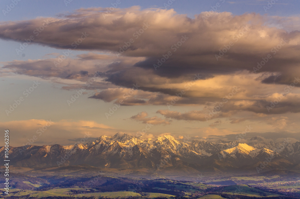 Gorce,Turbacz ,Lubań panorama na Tatry ,krzyż papieski na Lubaniu